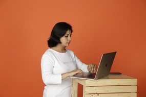 正在认真办公的美女图片